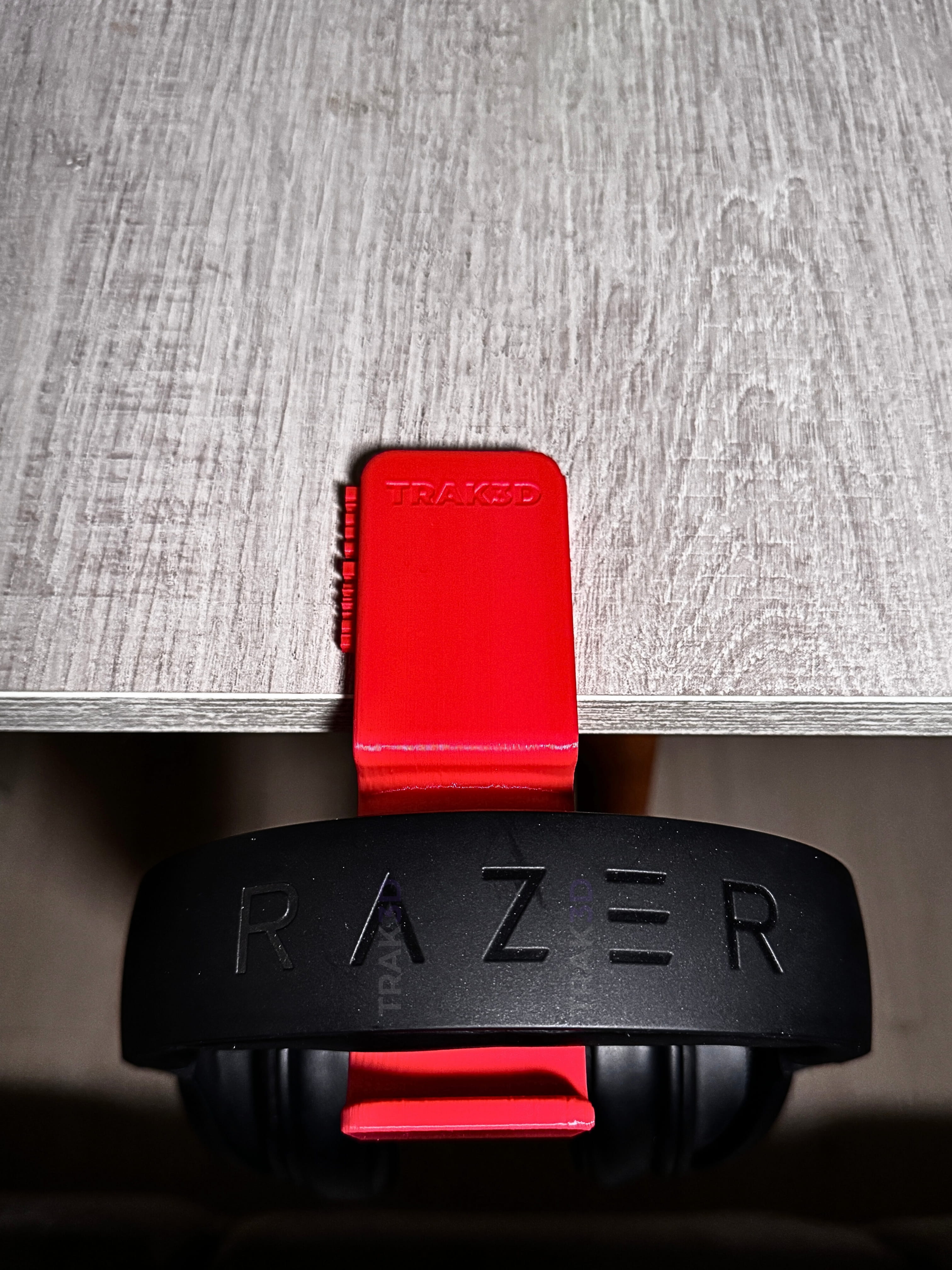 TRAK3D Premium Kırmızı Asılabilir Kulaklık Standı Sağlam V5 Gamer Modeli Kaydırmaz Keçeli Ergonomik Masaüstü Askı Blaze Edition